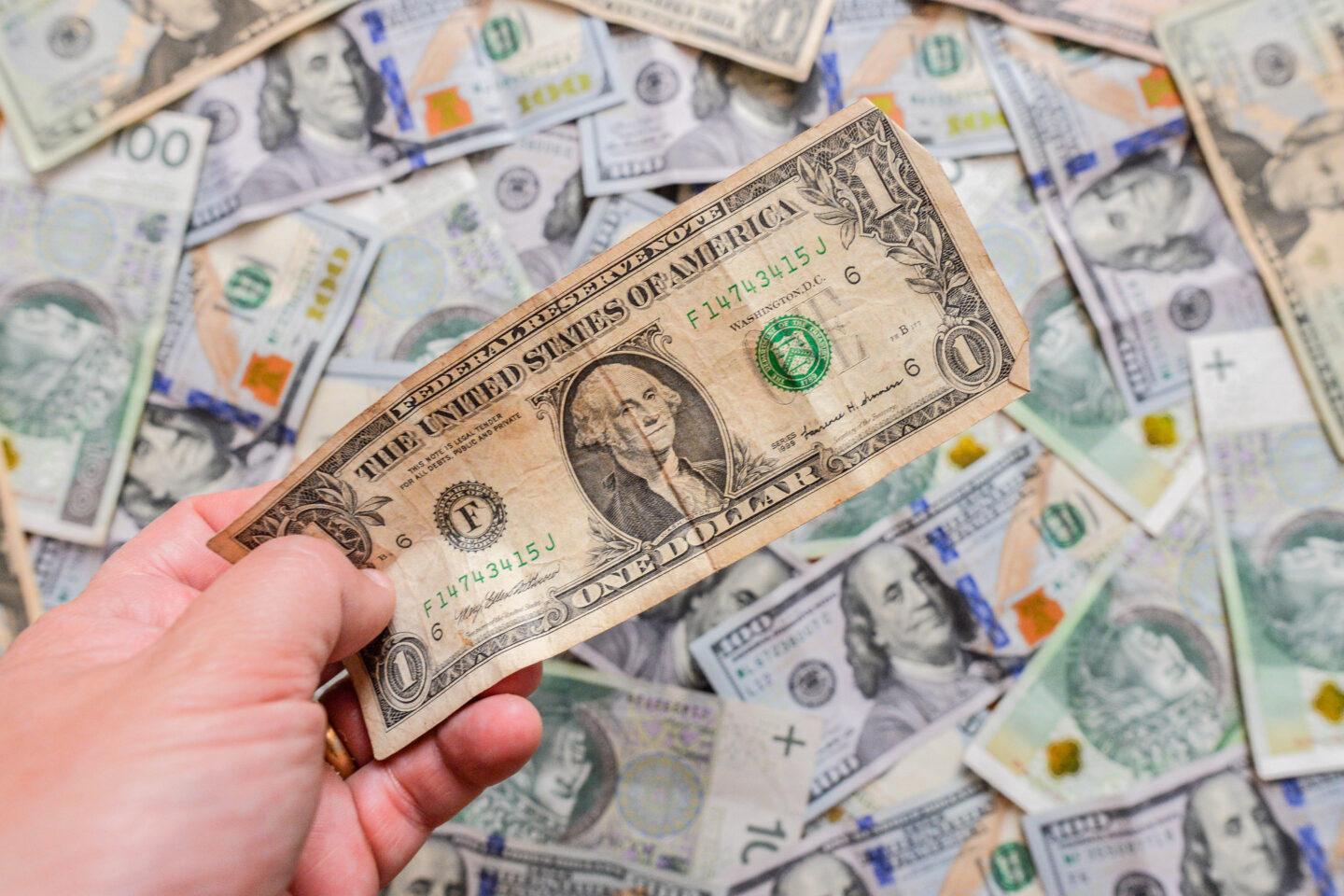 Zdjęcie dolara na tle banknotów polskiego złotego.