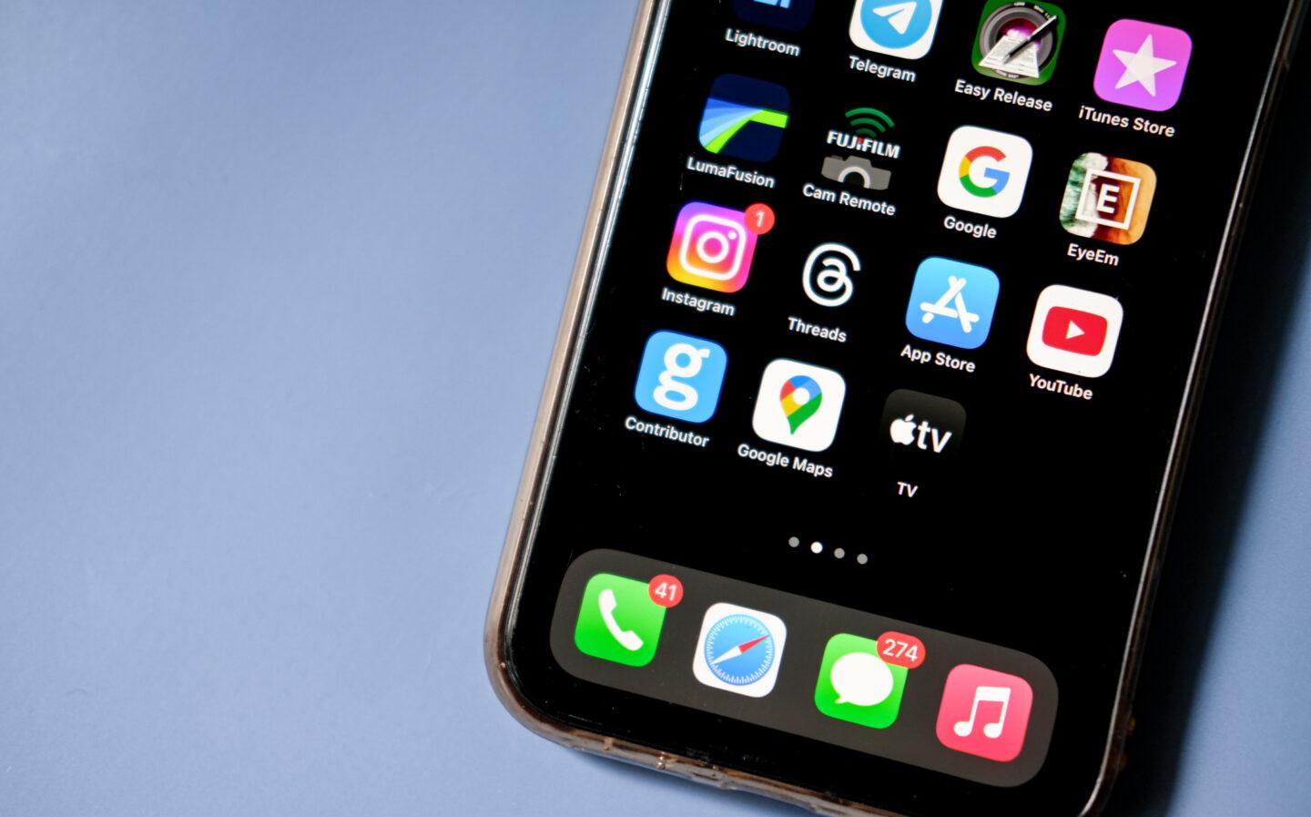 Ekran iPhone’a, na którym wyświetlają się ikony popularnych aplikacji.