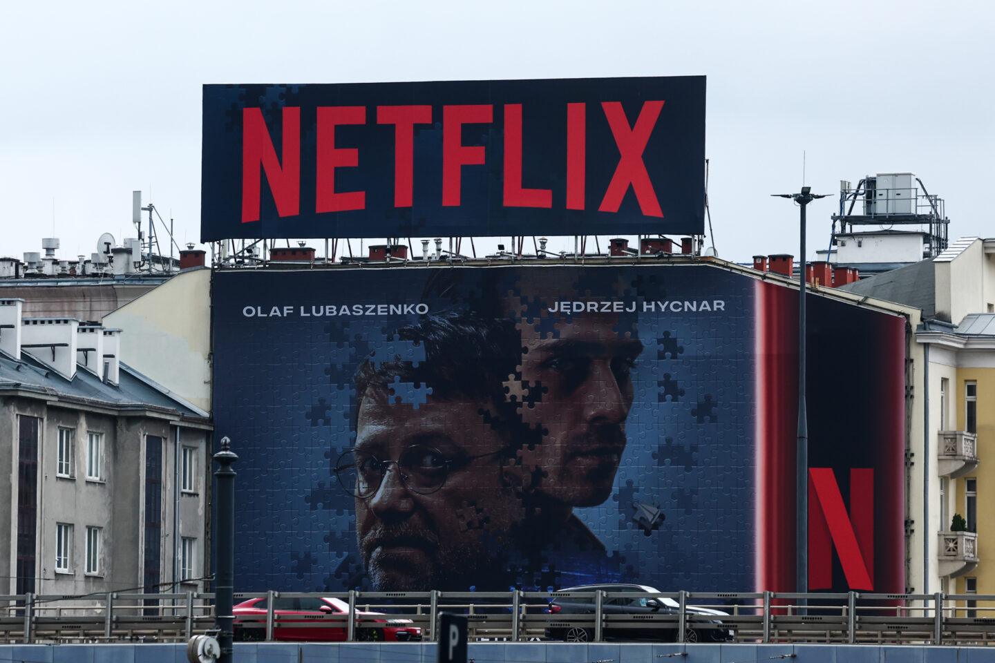 Baner reklamowy produkcji Netflixa na budynku w Warszawie