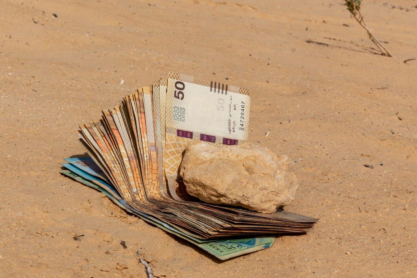 Dinar tunezyjski na piasku w Douz na Saharze, Tunezja.