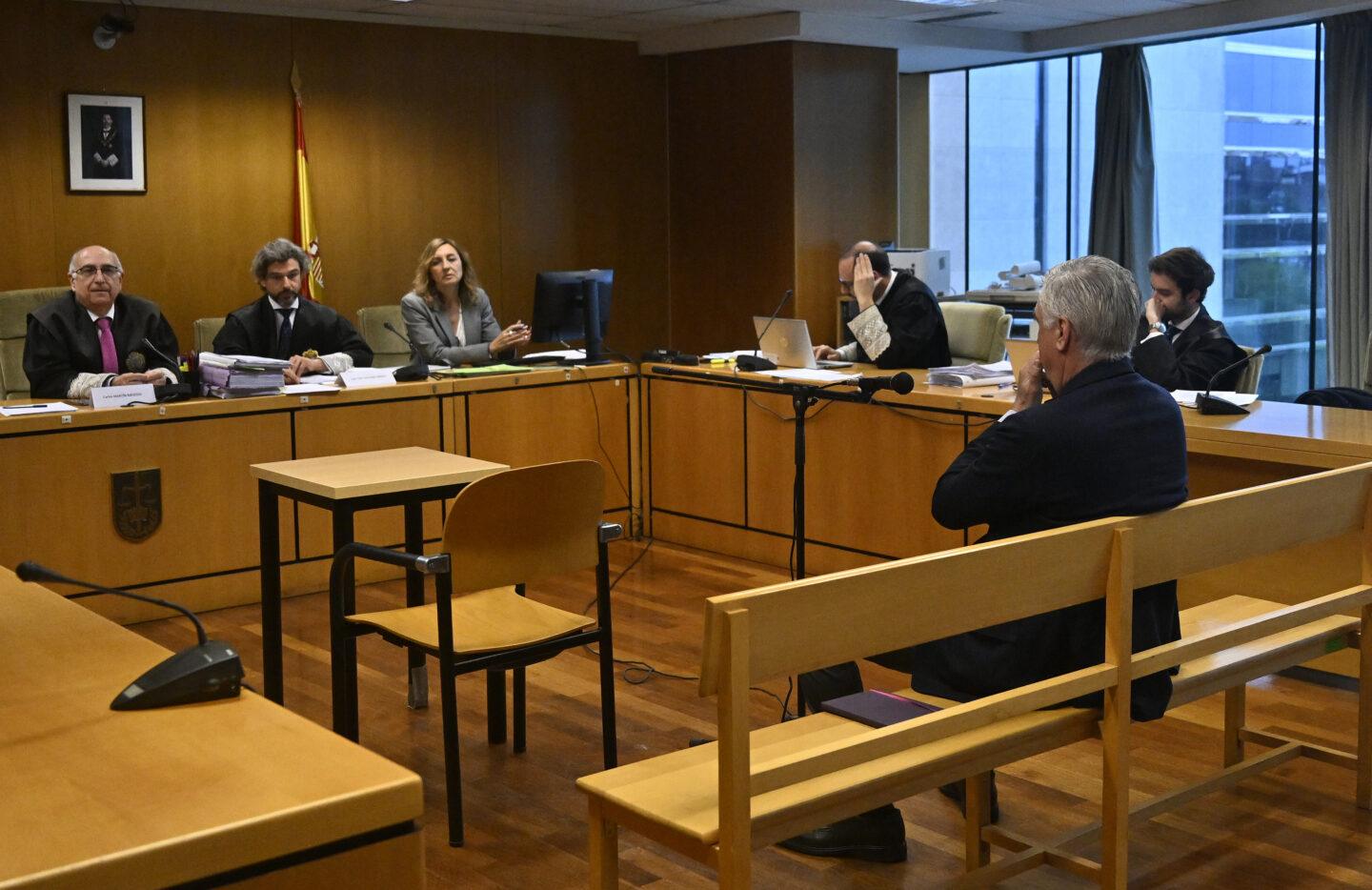 Włoski trener Realu Madryt, Carlo Ancelotti, stawił się 2 kwietnia 2025 r. przed Najwyższym Trybunałem Sprawiedliwości w Madrycie, oskarżony o unikanie opodatkowania na kwotę 1 miliona euro. To kolejna sprawa z serii postępowań wymierzonych w postaci ze świata sportu w Hiszpanii.