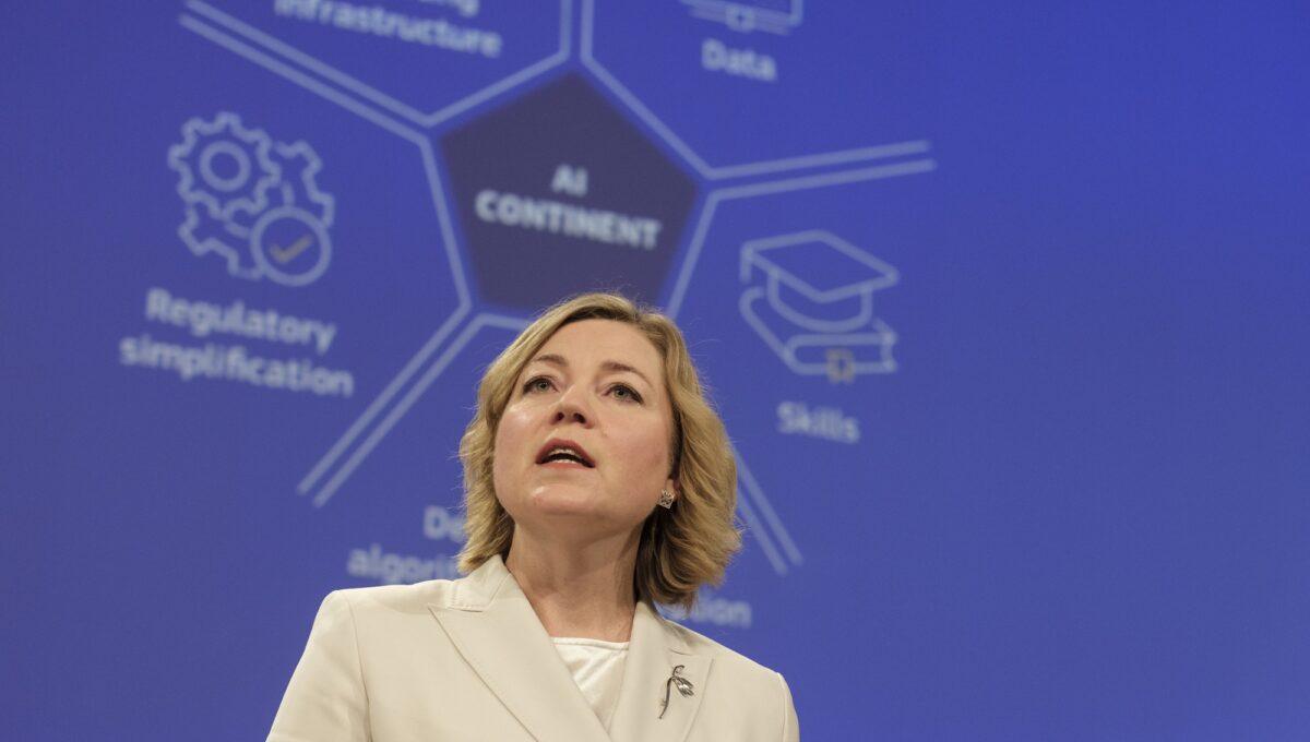 iceprzewodnicząca wykonawcza ds. suwerenności technologicznej, bezpieczeństwa i demokracji Henna Maria Virkkunen rozmawia z mediami podczas konferencji prasowej po cotygodniowym posiedzeniu Komisji Europejskiej w budynku Berlaymont, siedzibie KE, 9 kwietnia 2025 r. w Brukseli.