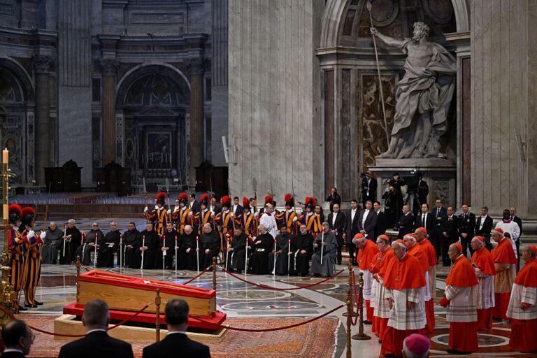Na zdjęciu wnętrze bazyliki św. Piotra i trumna z ciałem papieża Franciszka