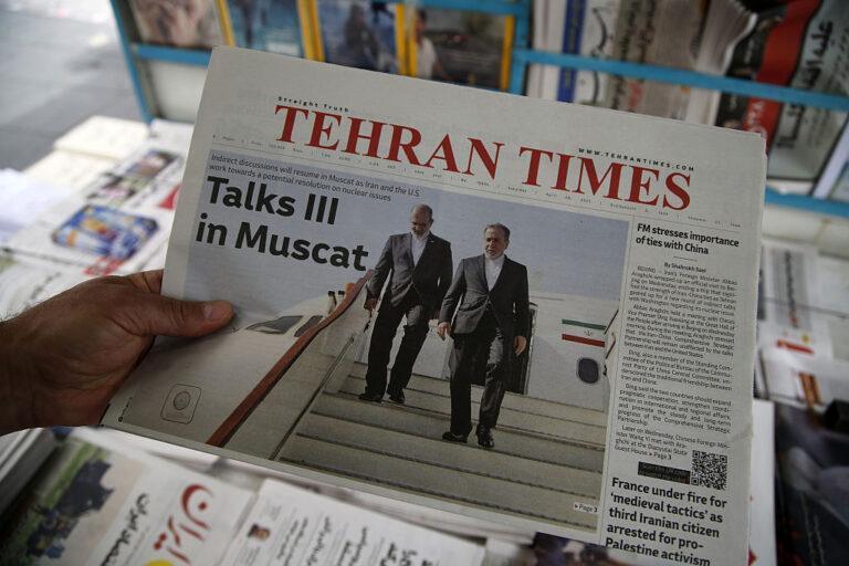 Na zdjęciu okładka gazety Teheran Times z artykułem o negocjacjach w Omanie