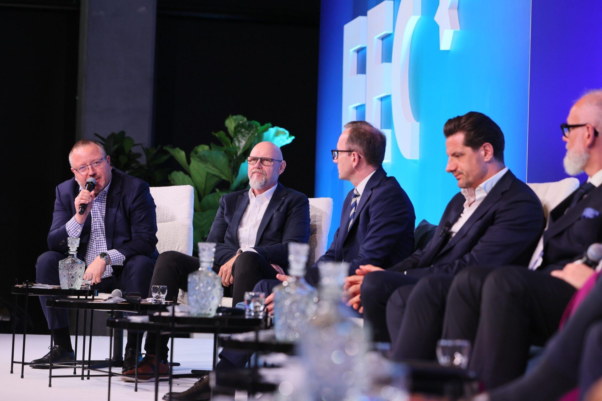 Na zdj. od lewej: Ryszard Hordyński, Huawei Polska, Grzegorz Kinelski, Enea S.A., Mariusz Kondraciuk, Siemens Polska, Jacek Leonkiewicz, TDJ S.A., Grzegorz Lot, Tauron Polska Energia S.A. Fot. materiały prasowe EKG