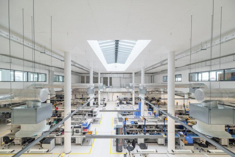 Hala montażowa w siedzibie Vigo Photonics w Ożarowie Mazowieckim