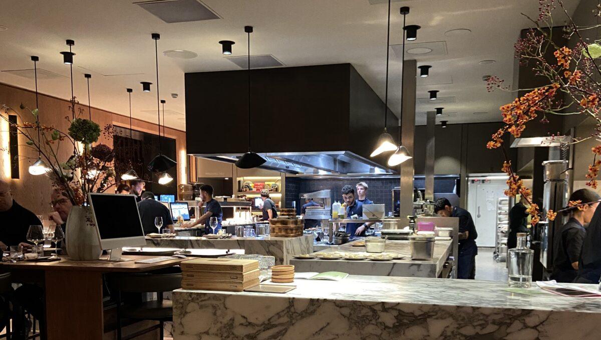 Kuchnia w restauracji wyróżnionej gwiazdką Michelin.