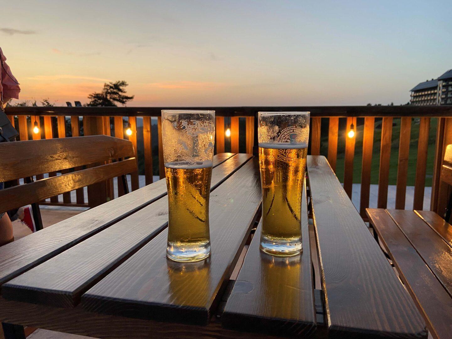 Szklanka piwa w ogródku restauracyjnym