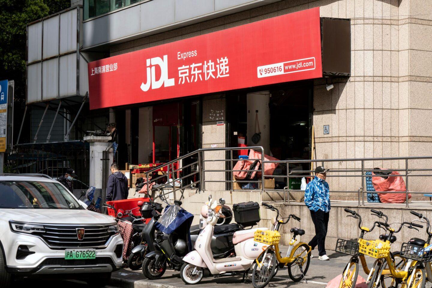 Na zdjęciu skutery przed sortownią JD.com w Szanghaju (Chiny)
