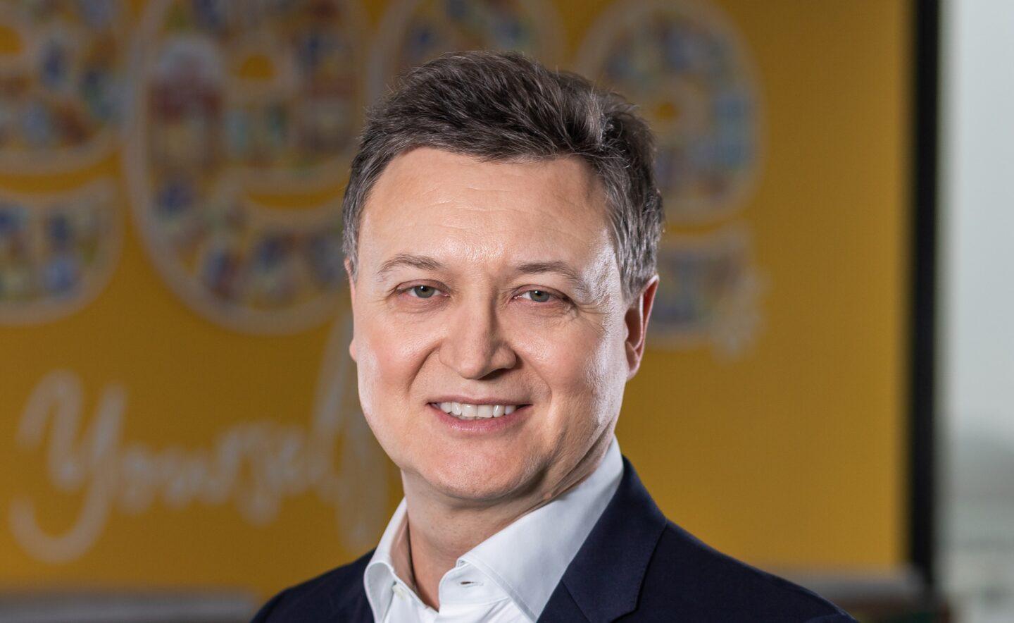 - W mojej ocenie kluczowym pytaniem na przyszłość jest to, w jaki sposób Polska zamierza strategicznie wykorzystać ten potencjał? Zapewnienie długofalowej konkurencyjności sektora mleczarskiego stanie się istotnym wyzwaniem, szczególnie biorąc pod uwagę aspekt potencjalnych wahań eksportu, które mogą wpłynąć na stabilność całej branży - mówi Maciej Tomaszewski, prezes zarządu Hochland Polska. / fot. materiały prasowe