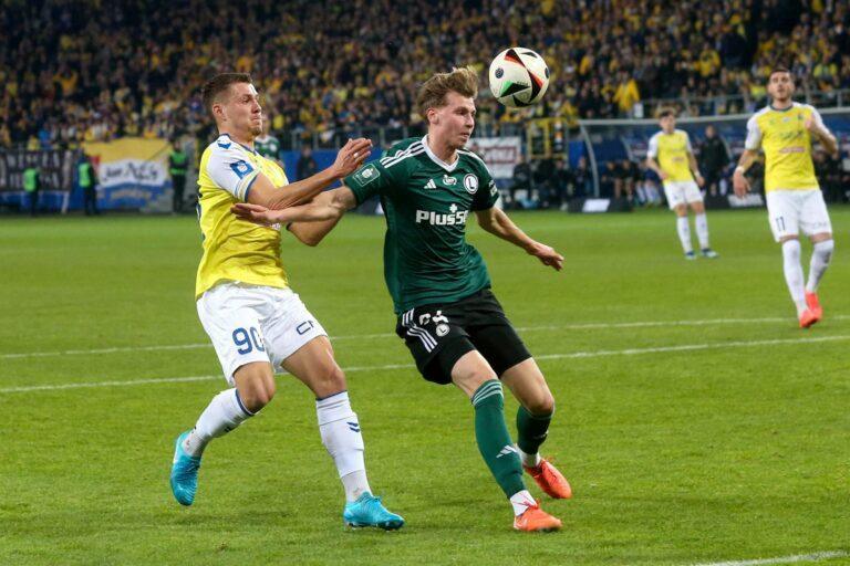 Na zdjęciu zawodnik Motoru Lublin Samuel Mraz (po lewej) i Jan Ziółkowski (po prawej) z Legii Warszawa podczas meczu 24. kolejki piłkarskiej Ekstraklasy, 10 marca 2025 r.