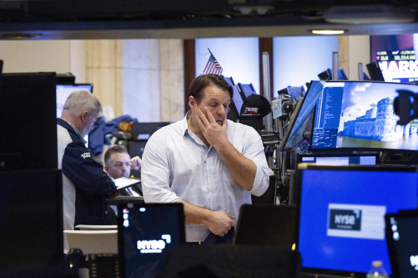 Na zdjęciu trader na parkiecie New York Stock Exchange