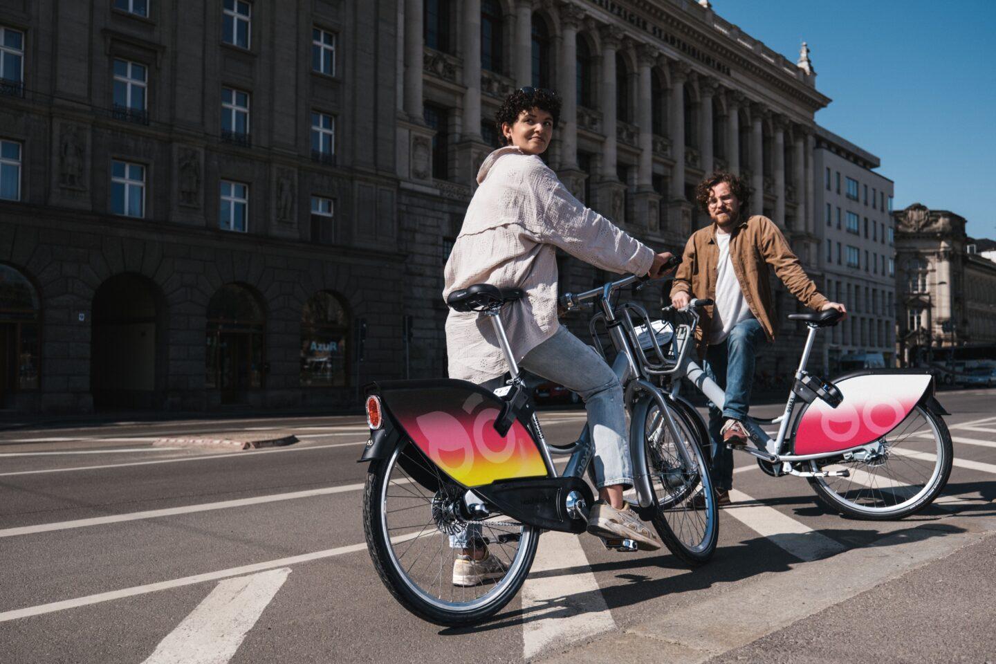 Na zdjęciu rowerzyści na rowerach Nextbike