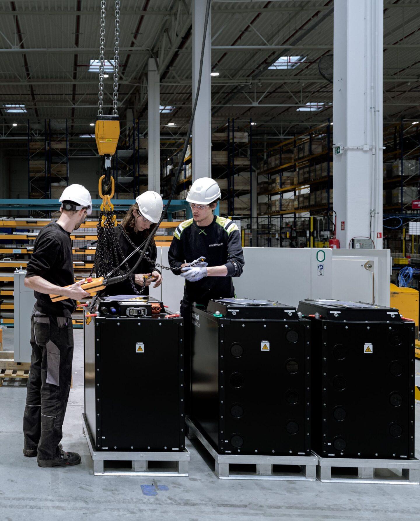 Zdjęcie przedstawia pracowników w Northvolt Systems Industrial