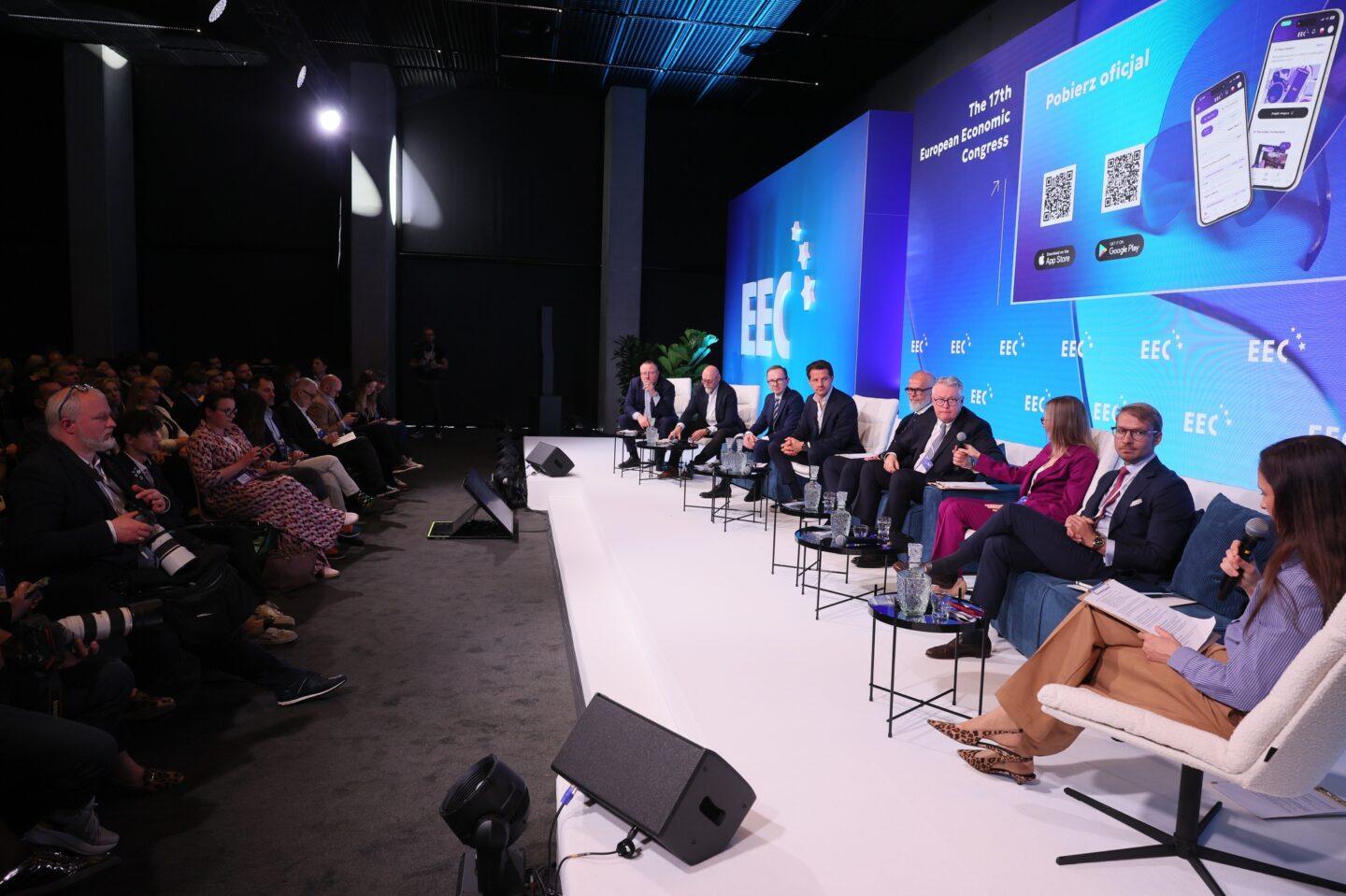 Na zdj. od lewej: Ryszard Hordyński, Huawei Polska, Grzegorz Kinelski, Enea S.A., Mariusz Kondraciuk, Siemens Polska, Jacek Leonkiewicz, TDJ S.A., Grzegorz Lot, Tauron Polska Energia S.A., Michał H. Mrożek, ING Bank Śląski S.A., Joanna Orłowska, Grupa Veolia w Polsce, Gustaw Szarek, McKinsey & Company w Polsce, moderatorka Justyna Piszczatowska. Fot. materiały prasowe EKG