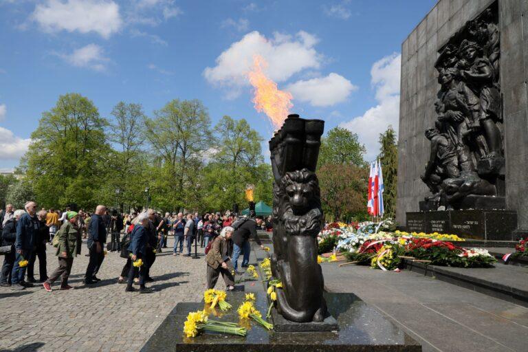 Zdjęcie przedstawia obchody 82. rocznicy wybuchu powstania w getcie warszawskim