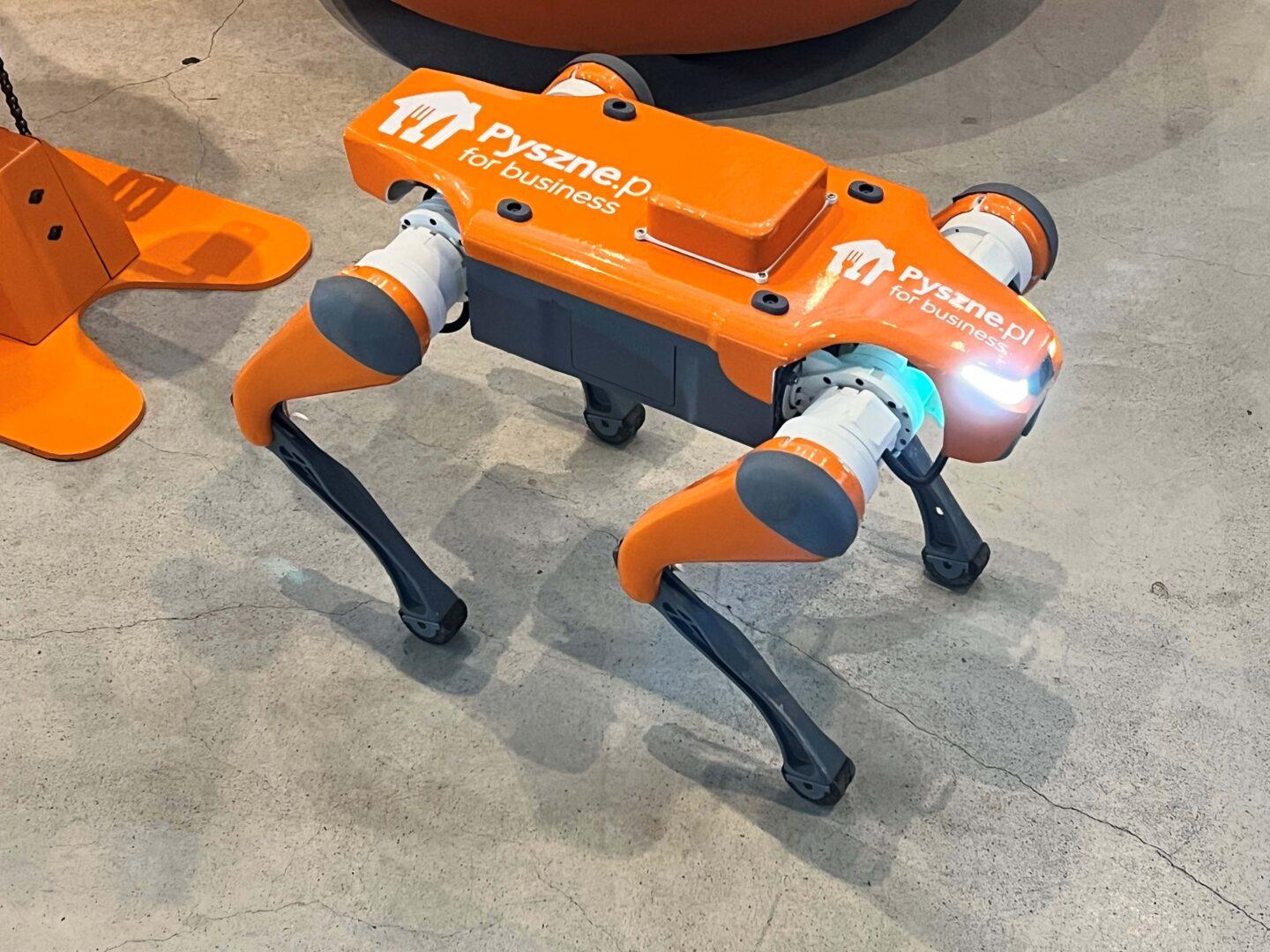 Pyszne.pl zaprezentowało tym razem coś więcej niż nową aplikację. Niebawem jego klienci poznają Lite3 – czworonożnego robota przypominającą psa z plecakiem na grzbiecie, który pomoże w dostawach. Fot. Materiały prasowe