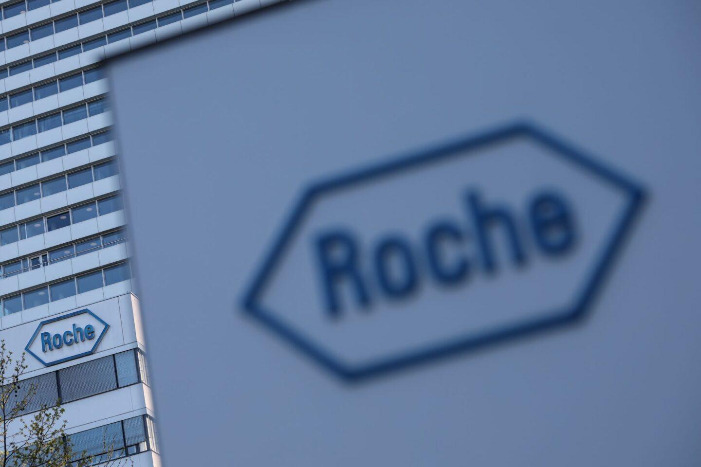 Na zdjęciu logo firmy Roche na budynkach