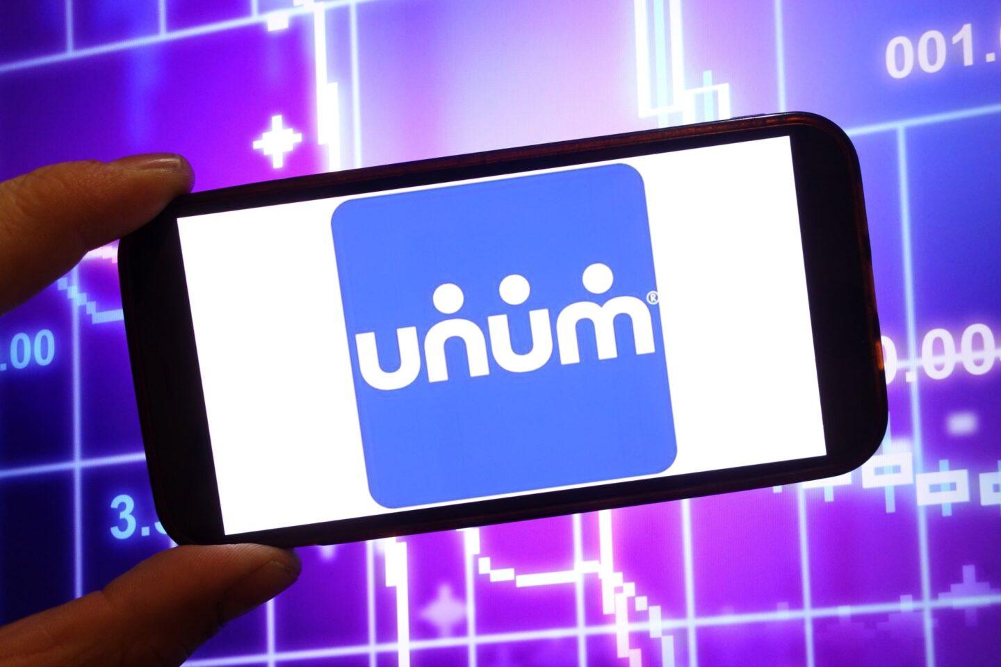 Na zdjęciu logo ubezpieczyciela Unum wyświetlone na telefonie