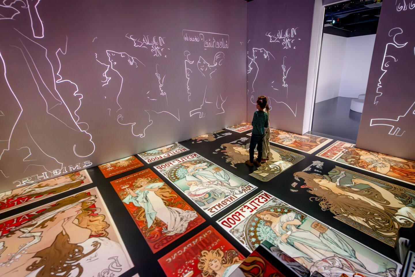 Wystawa prac Alfonsa Muchy w warszawskiej Fabryce Norblina.