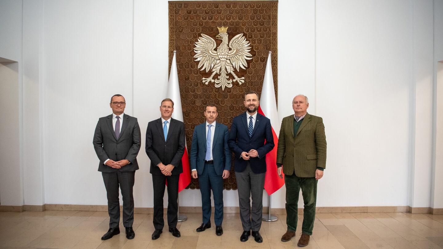 Na zdjęciu przedstawiciele MON i koncernu Airbus