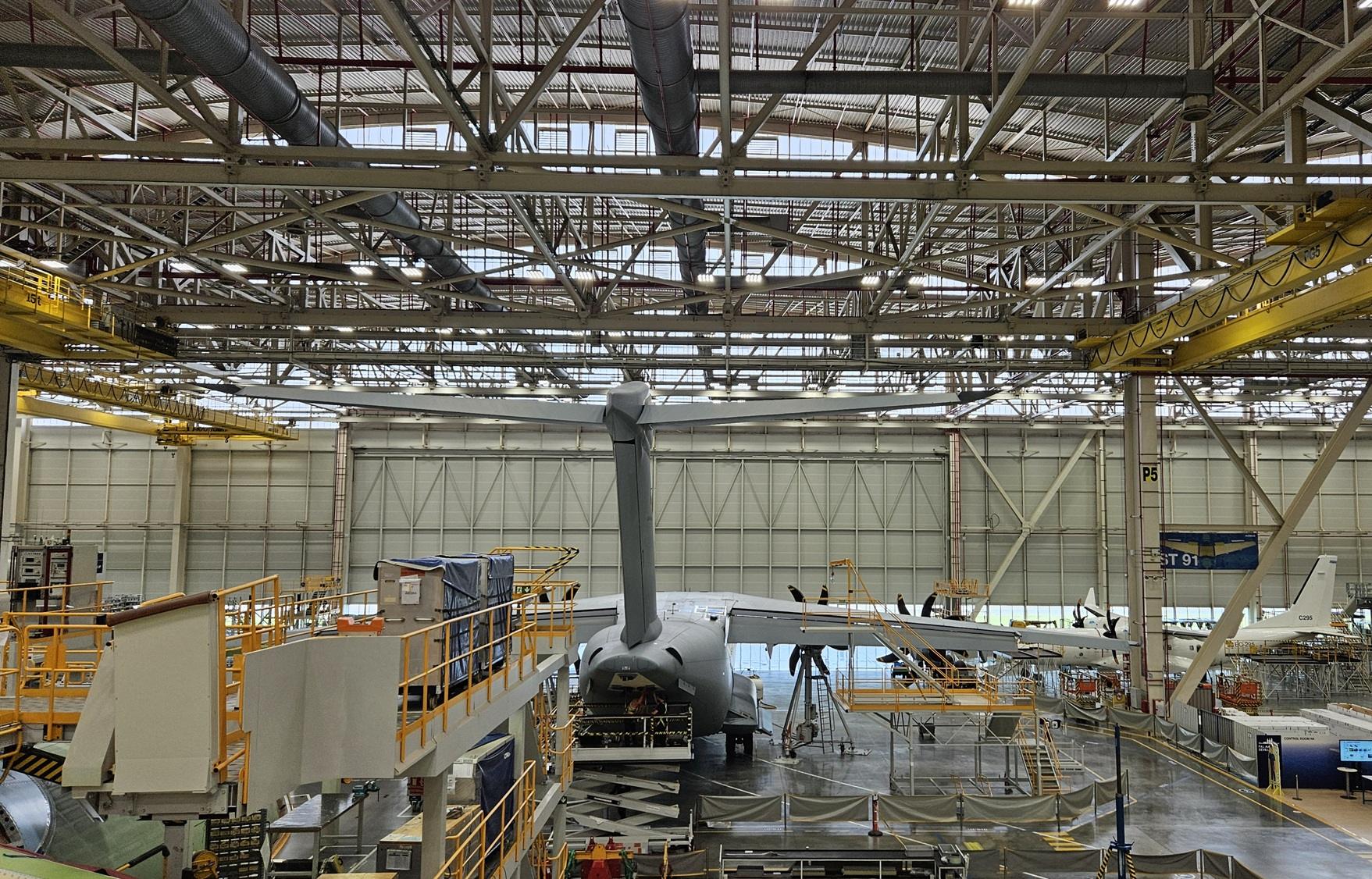 Airbus A400M Atlas na FAL (final assembly line) w zakładach Airbusa w Sewilli (fot. Łukasz Maziewski)