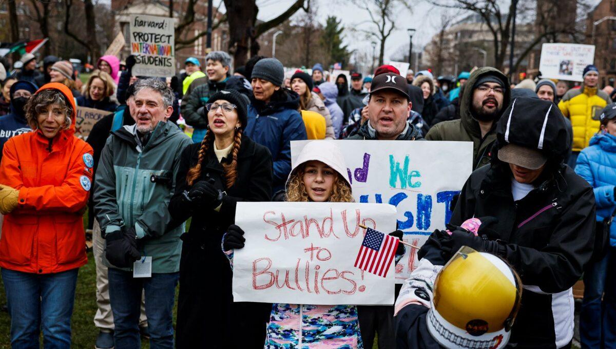 Na zdjęciu demonstranci domagający się od władz Harvardu odrzucenia żądań administracji Donalda Trumpa