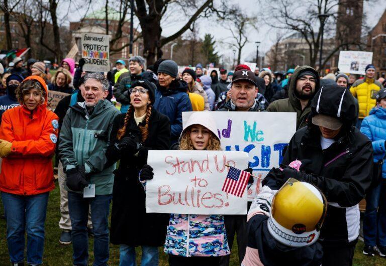 Na zdjęciu demonstranci domagający się od władz Harvardu odrzucenia żądań administracji Donalda Trumpa