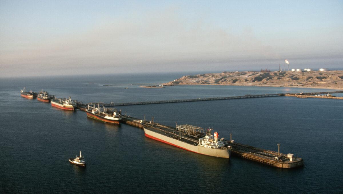 Na zdjęciu widok na tankowce przy terminalu naftowym na wyspie Chark w Zatoce Perskiej