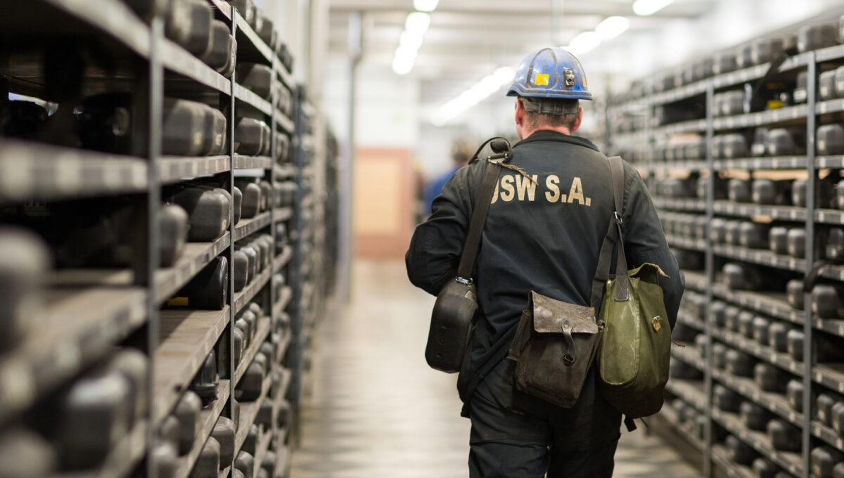 Na zdjęciu: górnik w kopalni węgla JSW