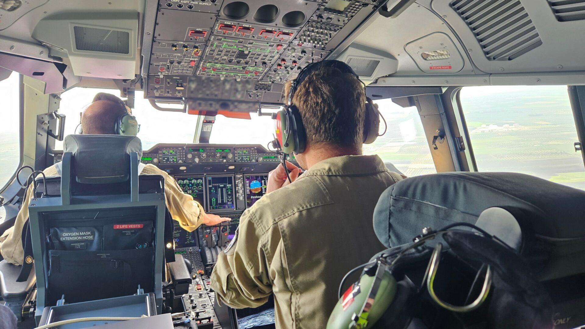 Kokpit samolotu A400M. Na pierwszym planie - mechanik pokładowy, zasłaniający II pilota (Fot. Łukasz Maziewski)