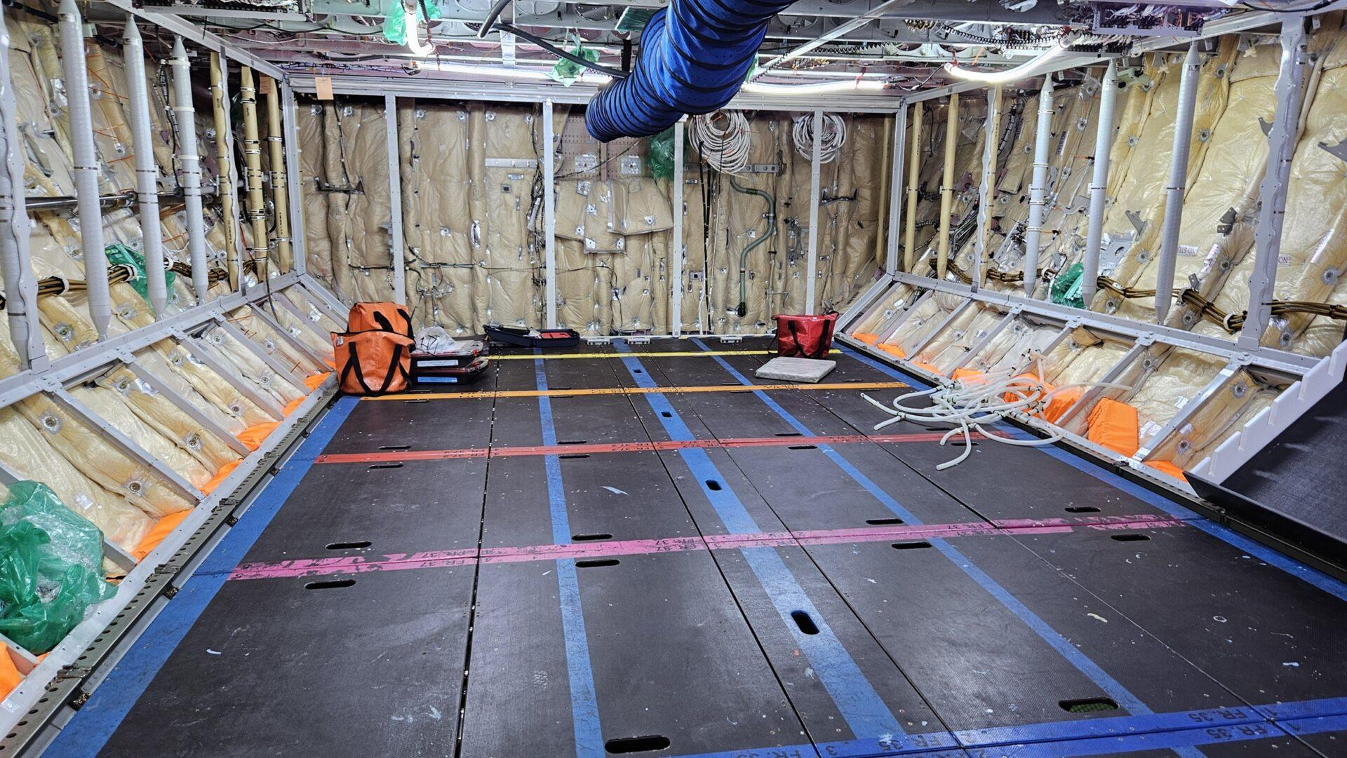 Komora ładunkowa w Airbusie A330 MRTT, umieszczona pod pokładem pasażerskim (fot. autor)