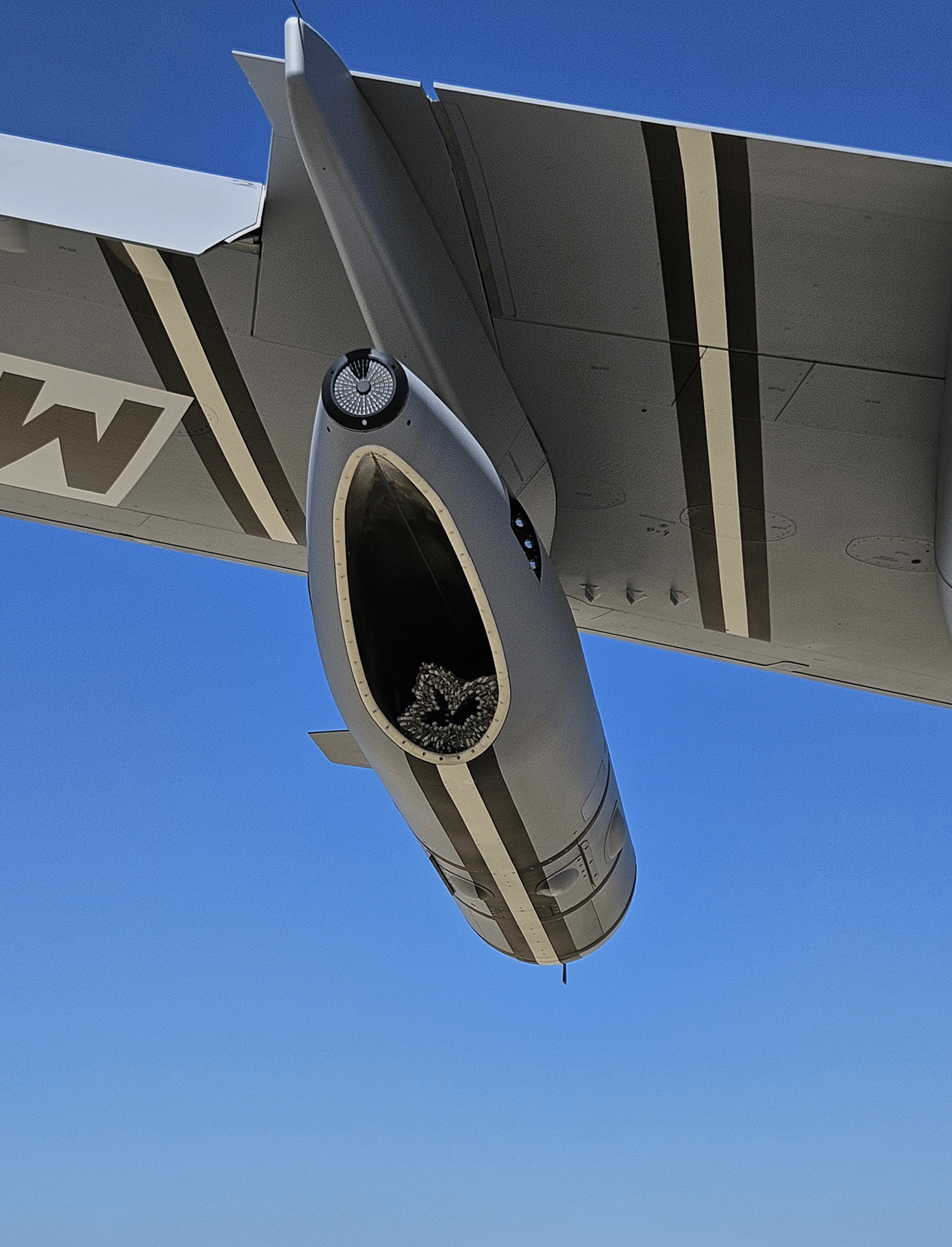 Podskrzydłowy zasobnik z wysuwanym wężem giętkim do tankowania. Airbus A330 MRTT ma dwa takie zasobniki