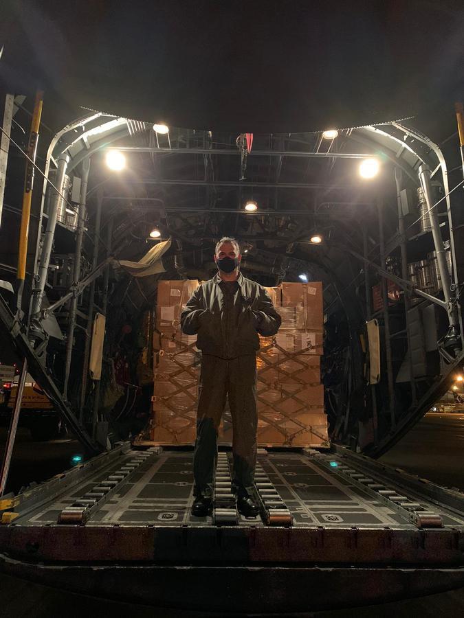 Ładownia polskiego samolotu C130 Hercules podczas załadunku. (Fot. 33 Baza Lotnictwa Transportowego)