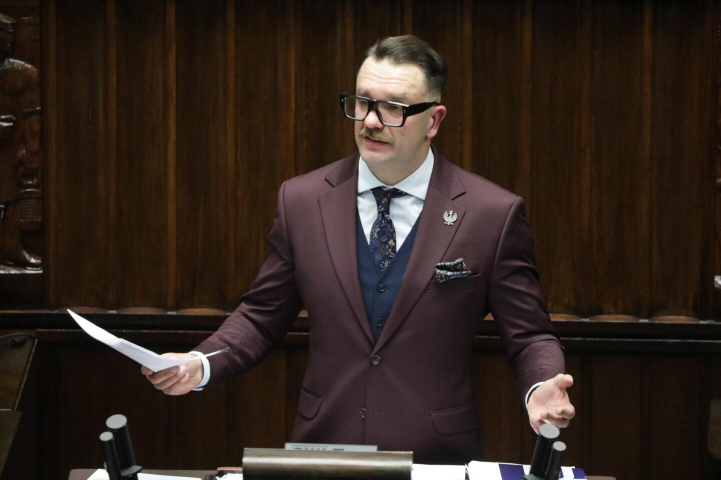 Poseł PiS Łukasz Mejza na sali obrad Sejmu