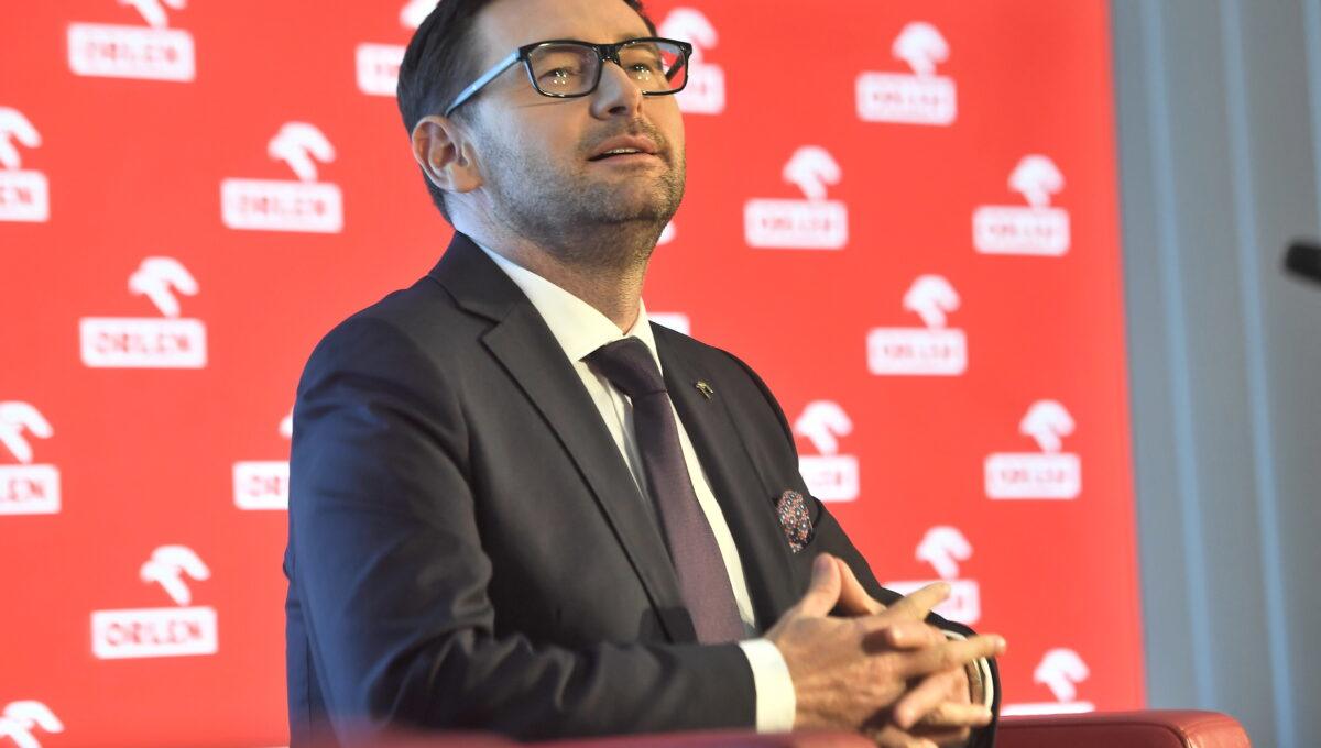 Prezes PKN Orlen Daniel Obajtek w 2020 r. podczas konferencji prasowej ws. połączenia Grupy Lotos z PKN Orlen