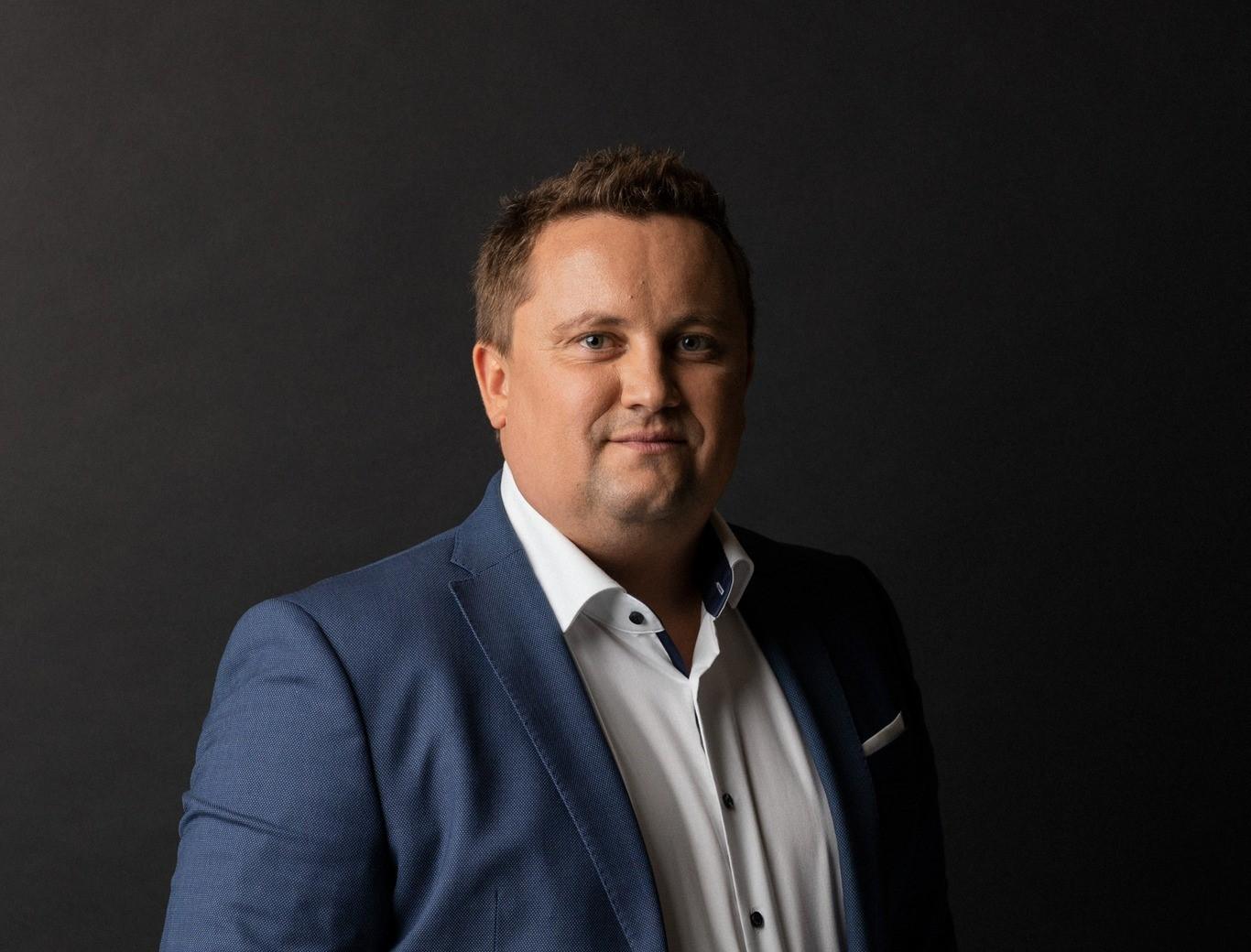 - Pieniądze, które zarabiamy, w 95 proc. reinwestujemy. W 2024 r. wydaliśmy 3 mln zł na inwestycje m.in. w linię do formowania czekolady, automatyzację produkcji czekolady i linię zdolną do produkcji około 30 ton dropsów czekoladowych miesięcznie. W tym roku wydamy podobną kwotę na inwestycje - mówi Łukasz Smoliński, prezes DESEO./ fot. materiały prasowe