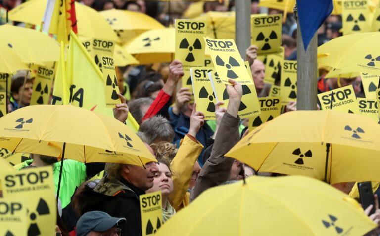 Demonstranci organizują protest przeciw elektrowni jądrowej.