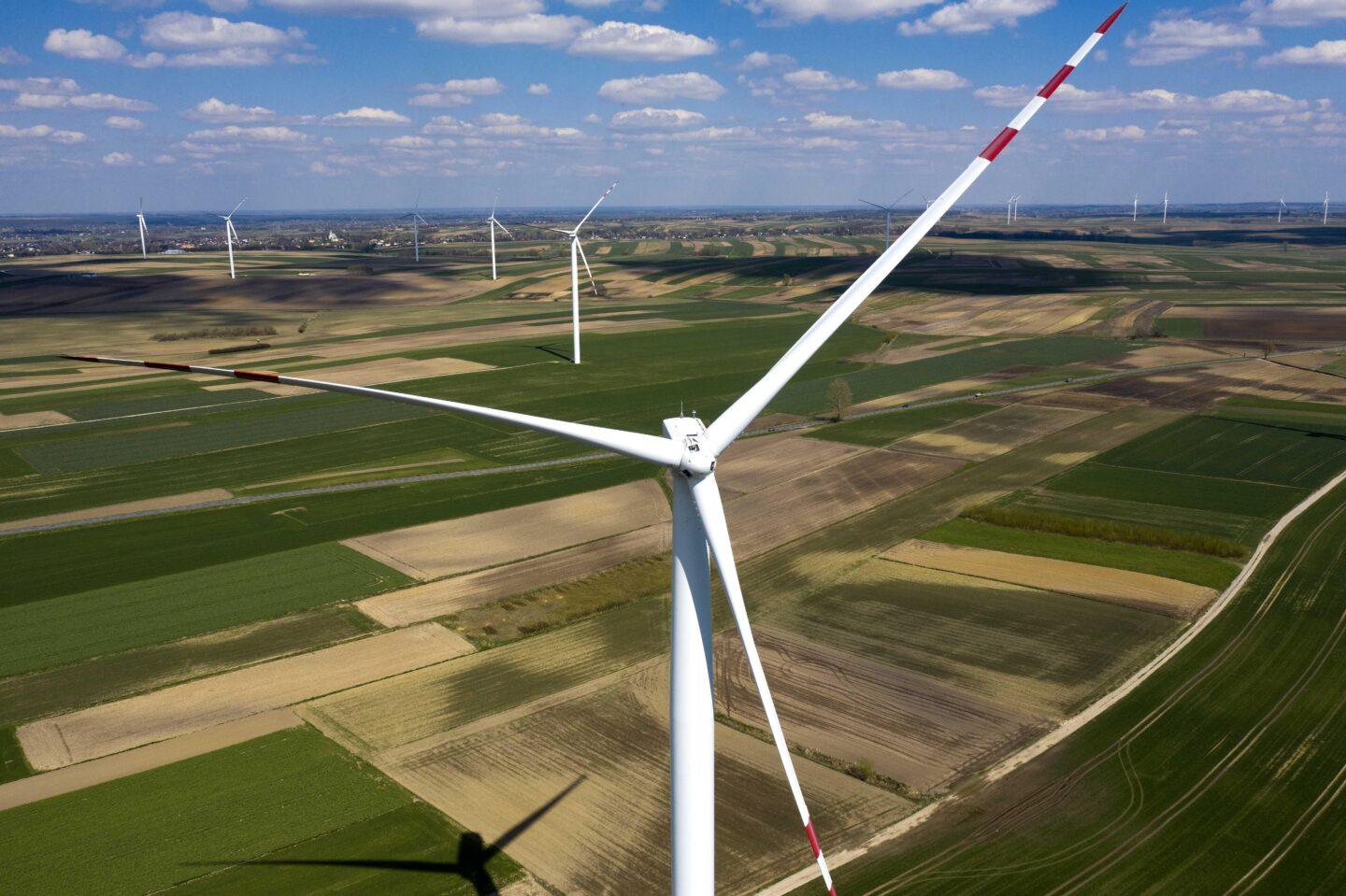 Farma wiatrowa w okolicy Markowej