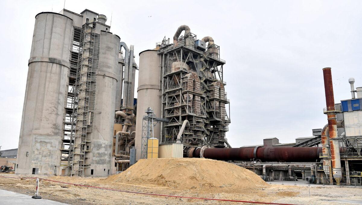 Na zdjęciu budynki i obiekty cementowni.