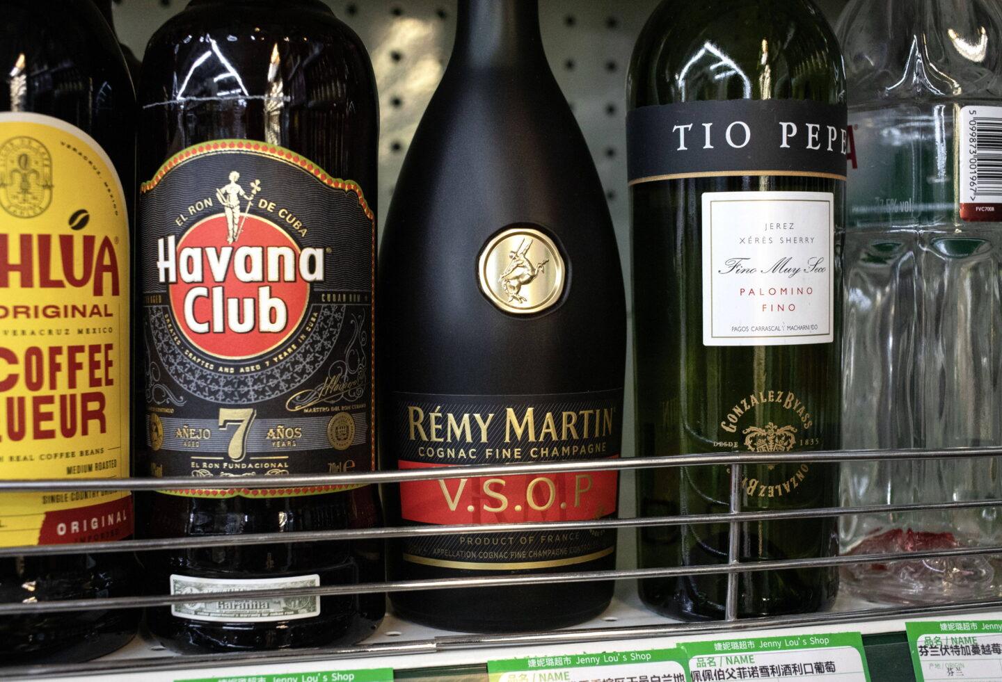 Zdjęcie przedstawia butelki brandy