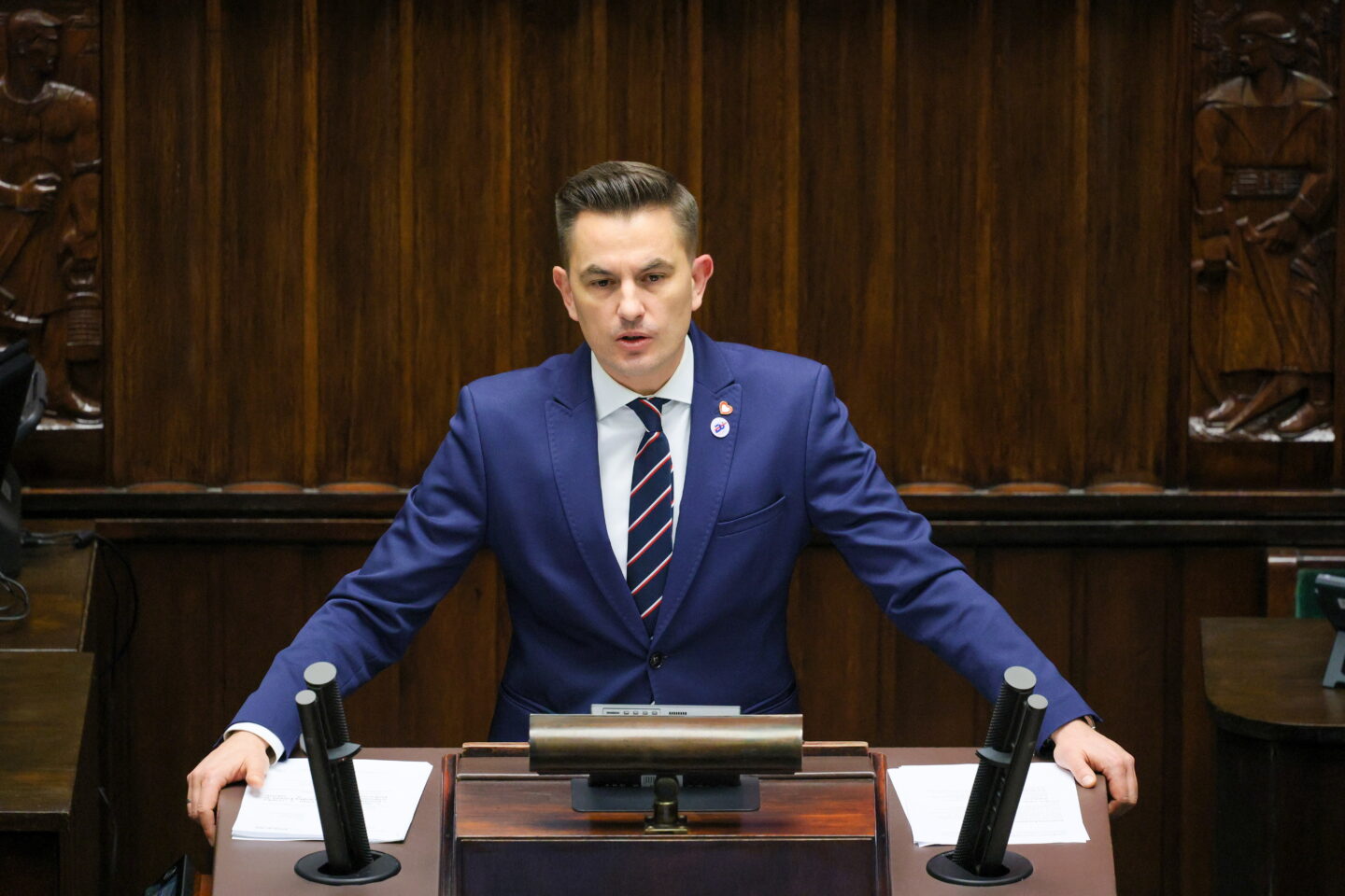 Na zdjęciu wiceminister sprawiedliwości Arkadiusz Myrcha na sejmowej mównicy