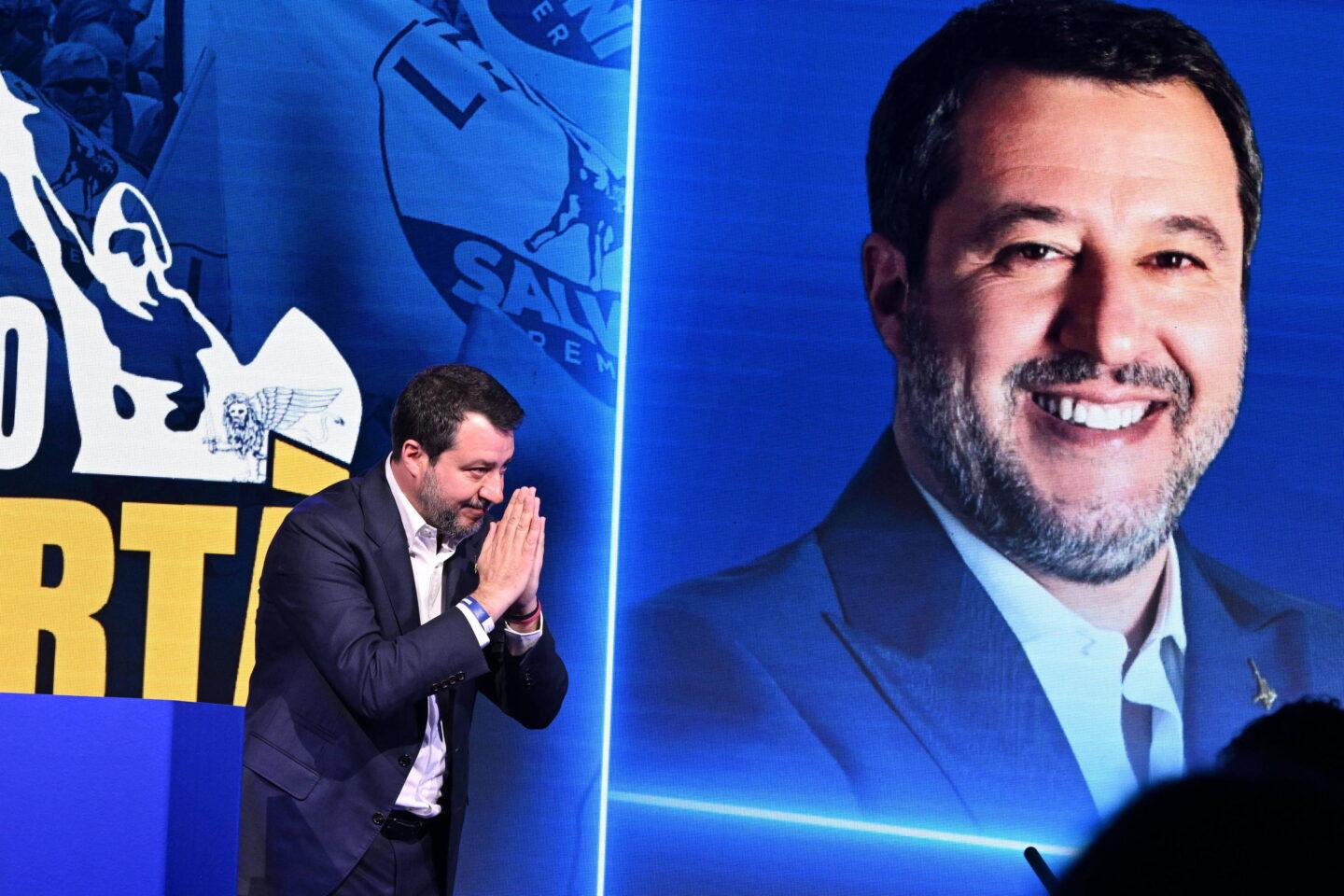 Na zdjęciu Matteo Salvini gestykuluje na scenie