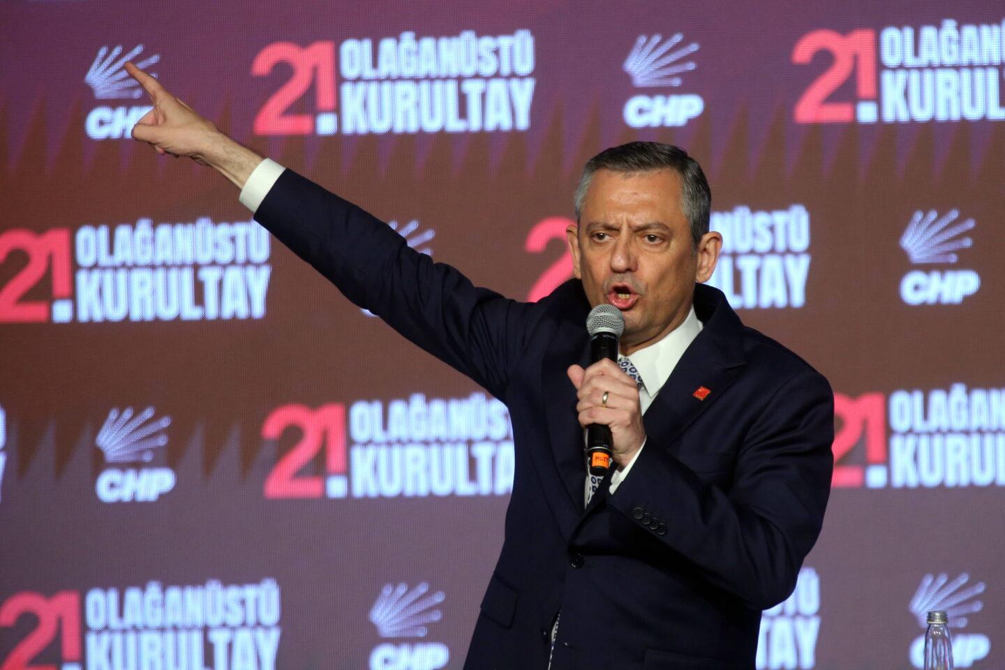 Na zdjęciu Ozgur Ozel na gestykuluje w trakcie przemówienia