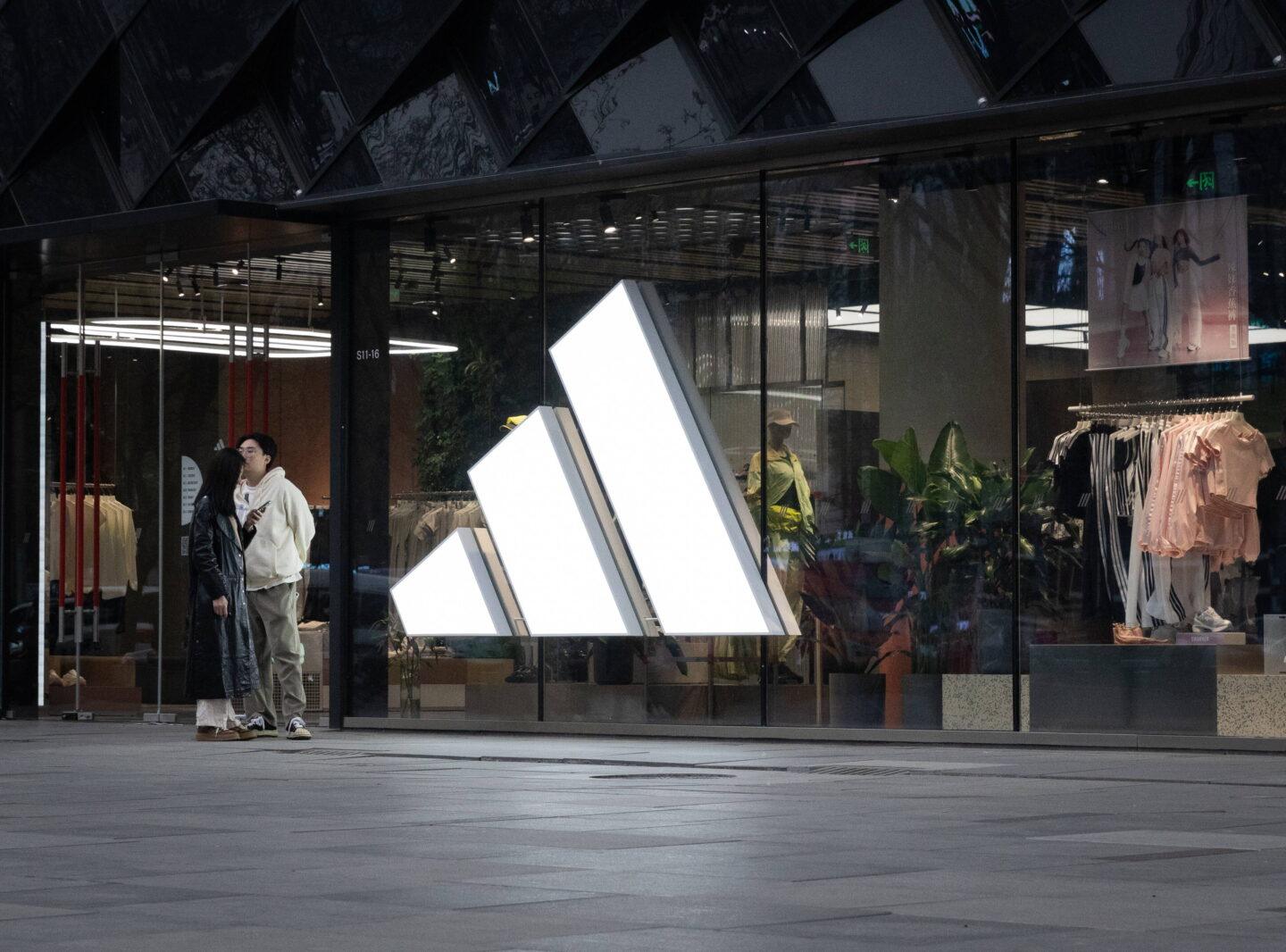 Na zdjęciu logo Adidas na sklepie firmy