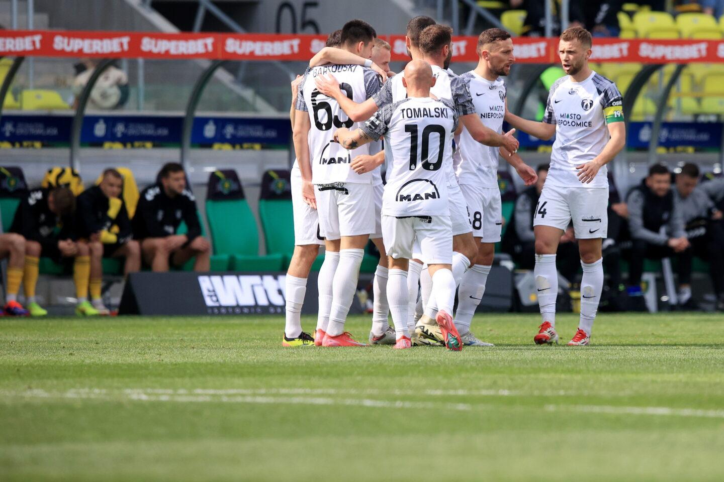 Zawodnicy Puszczy Niepołomice cieszą się z gola podczas meczu piłkarskiej Ekstraklasy z GKS Katowice, rozegranego 12 kwietnia 2025 r.