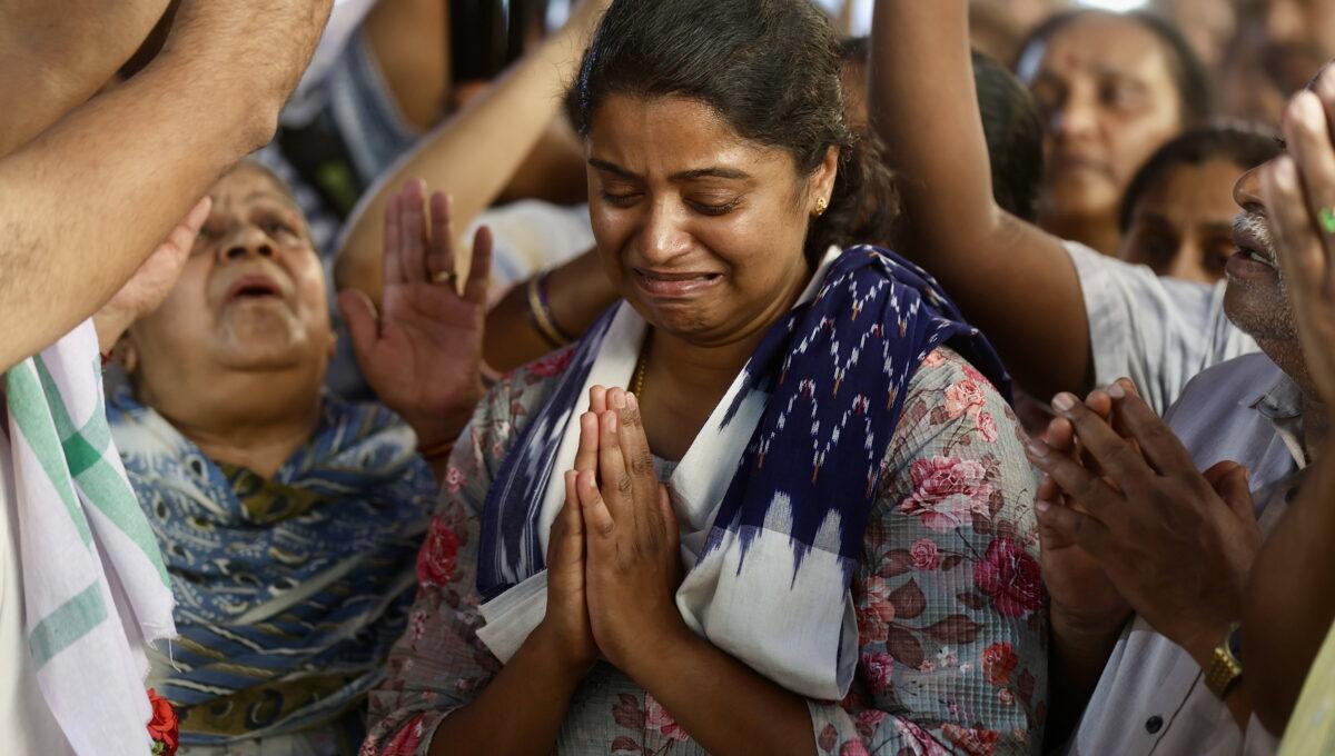 Sujatha Bhushan, wdowa po Bharacie Bhushanie, który zginął w śmiertelnym ataku w kontrolowanej przez Indie części Kaszmiru 22 kwietnia 2025 r., podczas ceremonii pogrzebowej w jego domu w Bangalore w Indiach, 24 kwietnia 2025 r. W ataku zginęło co najmniej 26 osób, a kilkanaście zostało rannych – władze regionalne określiły go jako najpoważniejsze uderzenie w cywilów w ostatnich latach.