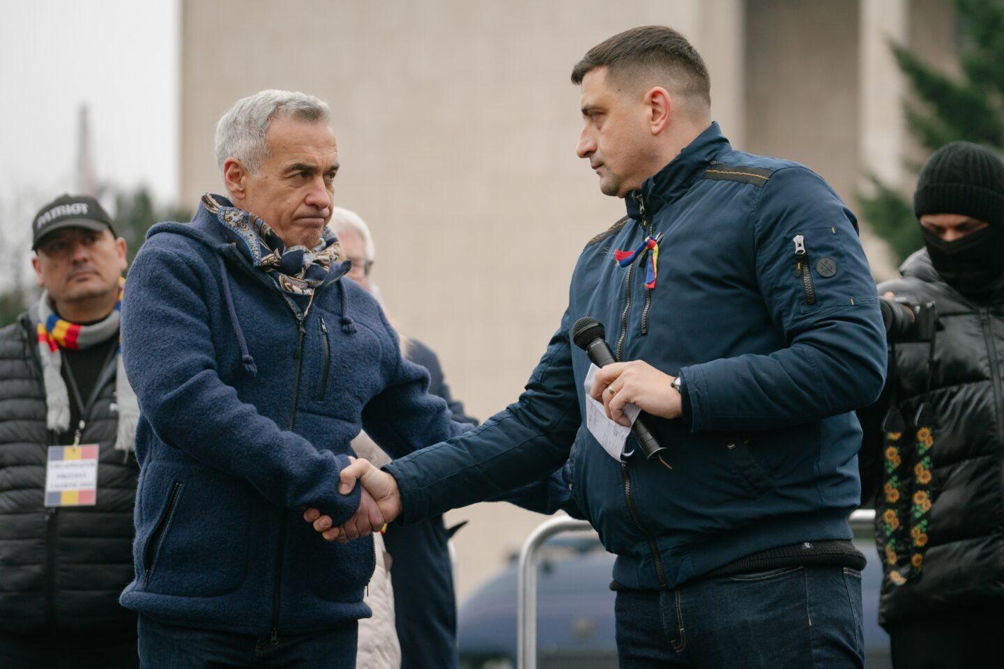 Prorosyjski, rumuński populistyczny polityk Călin Georgescu (z lewej) nie może się ubiegać o fotel prezydenta i dlatego poparł kandydaturę również skrajnego lidera partii AUR George Simiona. (for. Andrei Pungovschi)