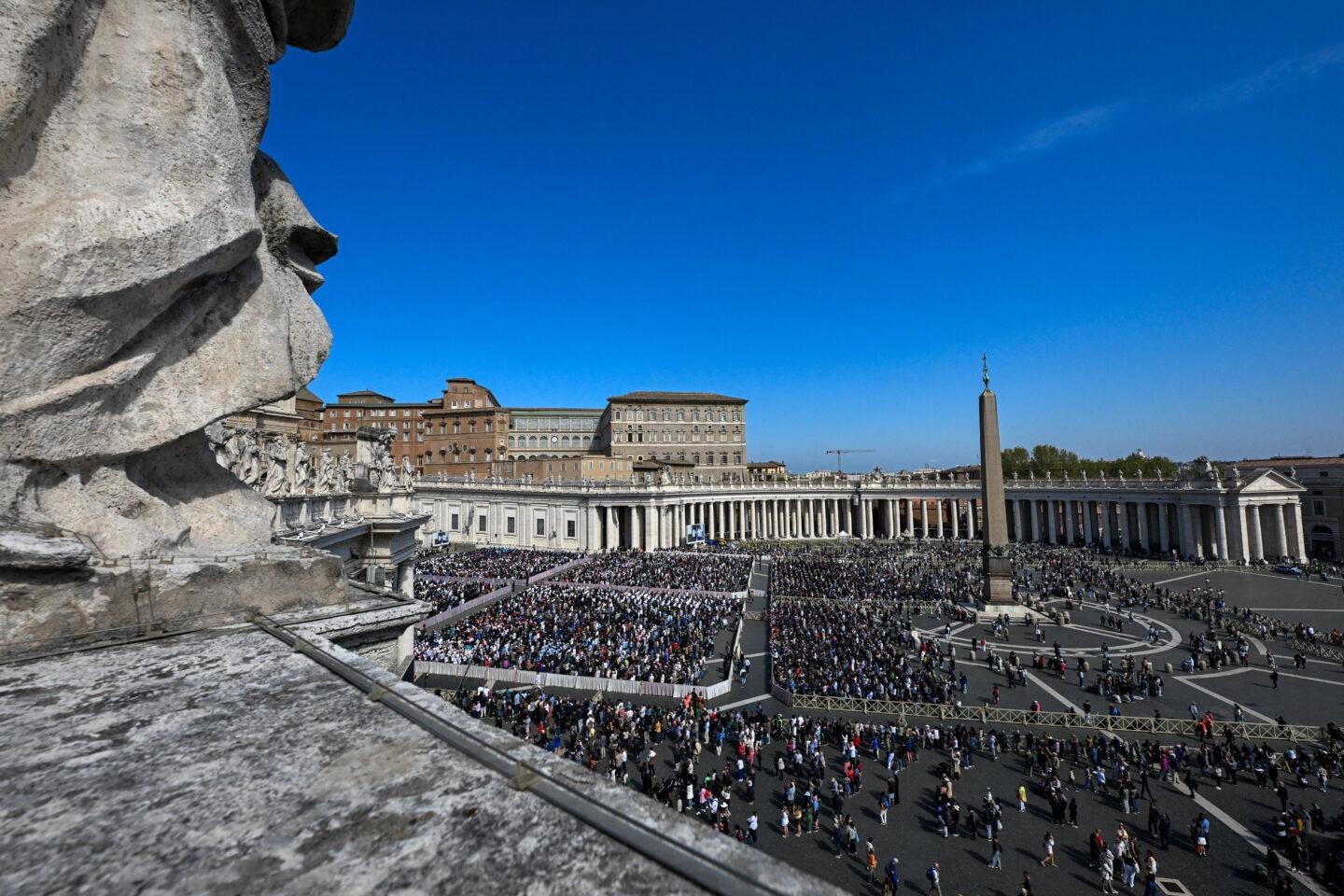 Bezkrólewie w Watykanie. Wierni czekają na wybór nowego papieża (fot. Darek Delmanowicz)