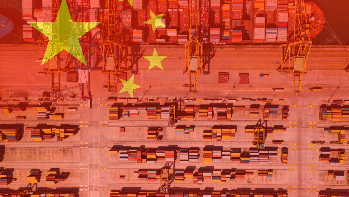 Zdjęcie przedstawiające załadunek kargo na tle flagi Chińskiej Republiki Ludowej